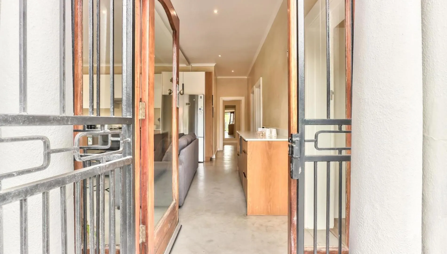 Spacious 6 Bedroom House In Charming Mowbray Cape Town