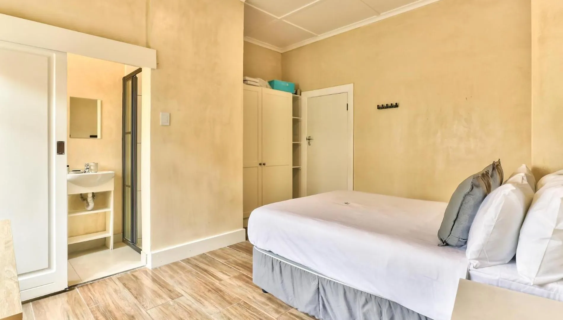 Spacious 6 Bedroom House In Charming Mowbray Cape Town 0*,